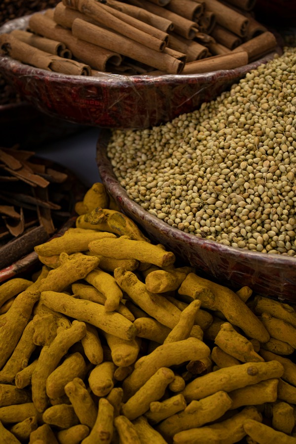 Curcuma e spezie al mercato