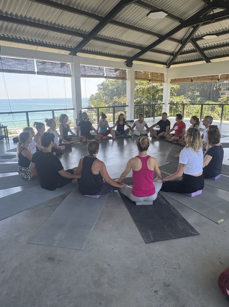Il gruppo seduto in cerchio nella sala yoga affacciata sull'oceano, Sri Lanka