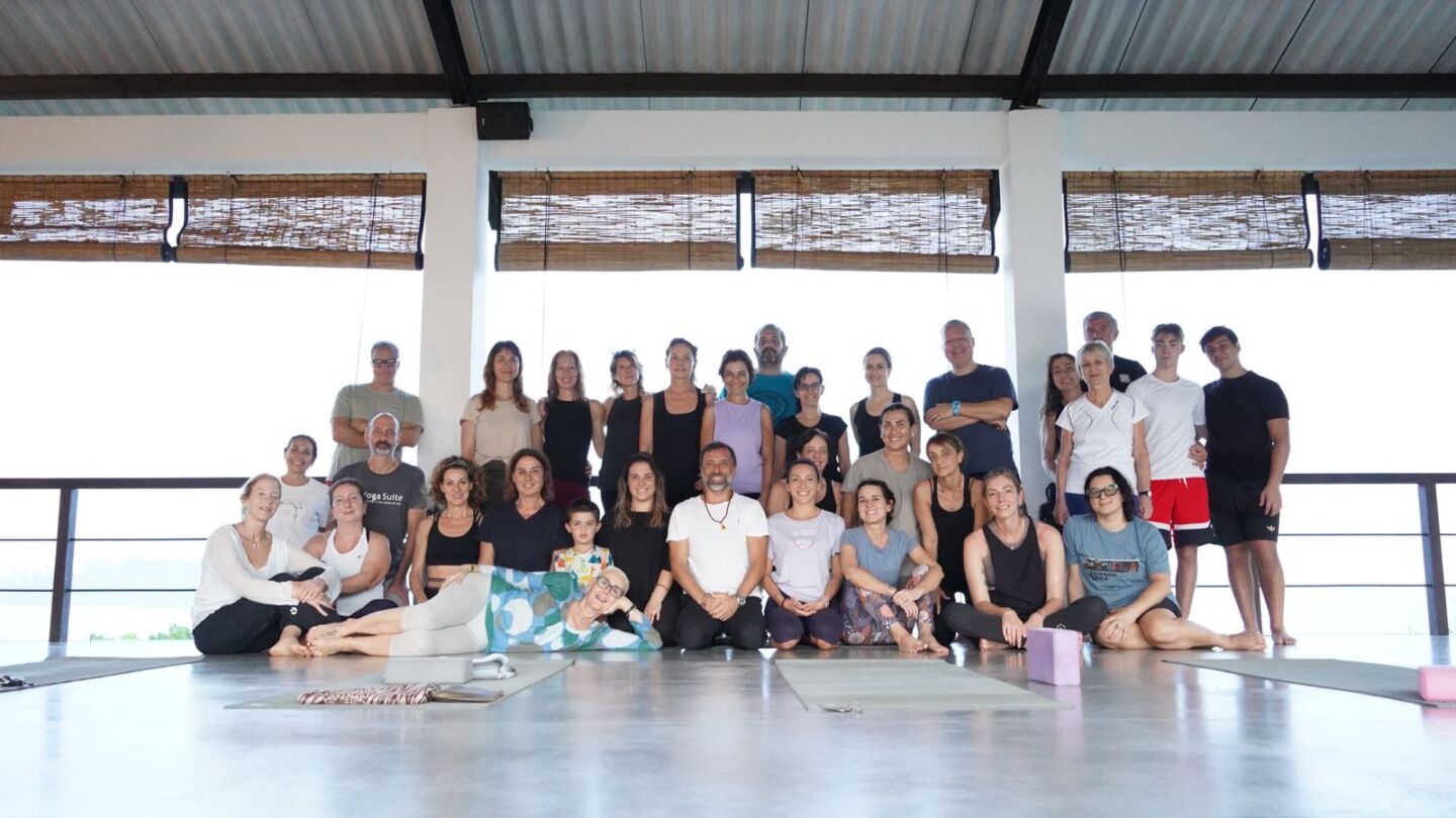 Foto di gruppo nella sala yoga affacciata sull'oceano, Sri Lanka
